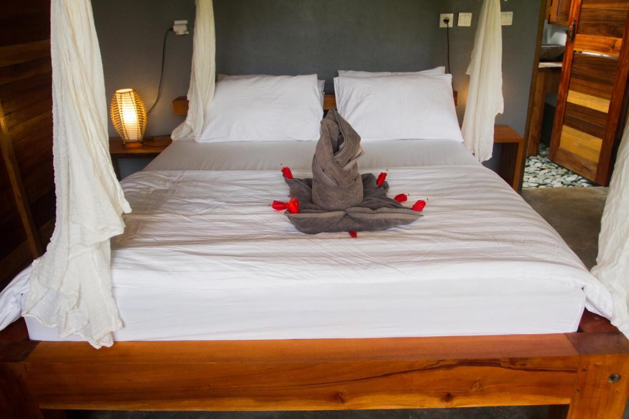 The Geckos Homestay Kelimutu Bagian luar foto