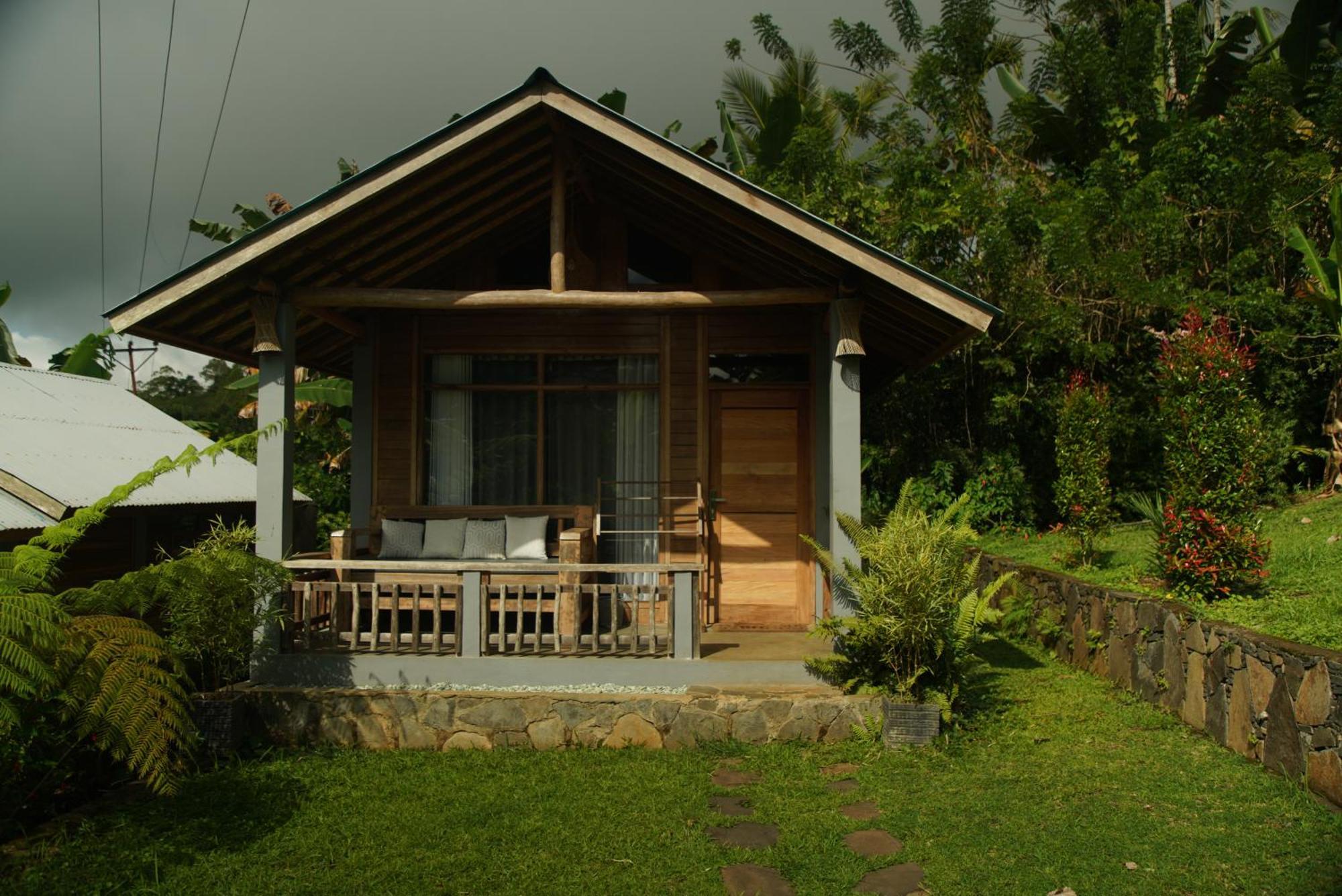 The Geckos Homestay Kelimutu Bagian luar foto